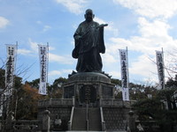 東公園の日蓮聖人銅像.jpg