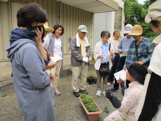 熱心に聴く皆さん