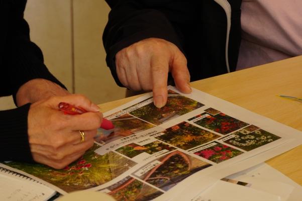 熱心に聞いています