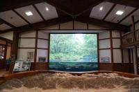 あづみの学校。入ると目に飛び込む大水槽